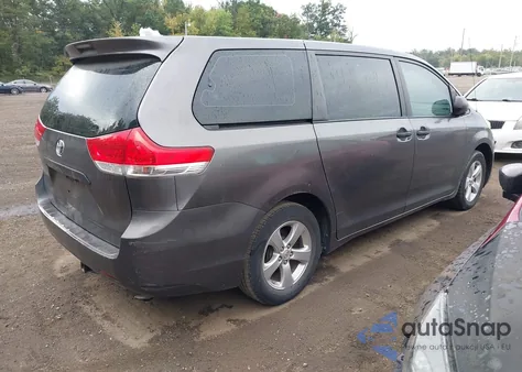 2012 Toyota Sienna Base 7 Passenger z USA, uszkodzony, nr VIN 5TDKA3DC8CS016671